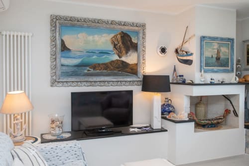Camera da letto luminosa con vista mare, dipinto paesaggistico, TV moderna, arredamento nautico e comfort attuali al Welcome