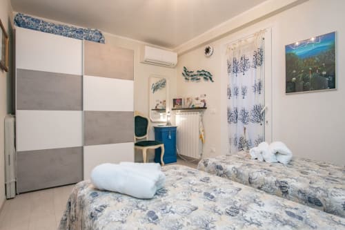 Camera Ancora al Welcome Varigotti, Liguria con letti gemelli, armadio a righe e arredamento costiero
