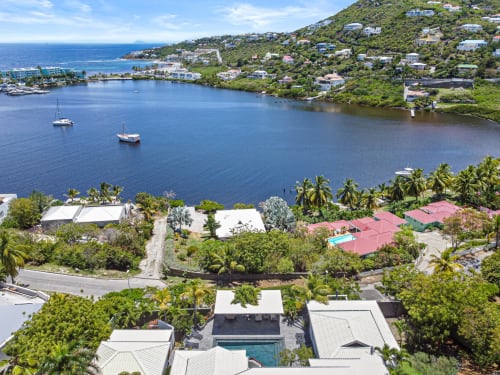 Vue aérienne de la villa Les Balcons D'Oyster Pond à Saint-Martin avec piscine privée, terrasse et vue sur la baie