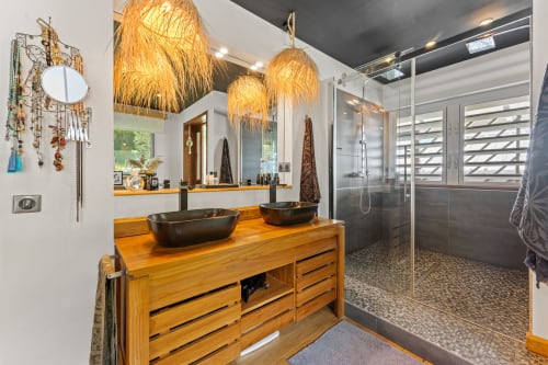 Salle de bains moderne du NAYA Cottage aux Balcons d'Oyster Pond, Saint-Martin, avec doubles vasques et vanité en bois