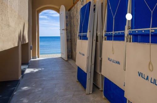 Cabine per il cambio in spiaggia con vista mare presso l'hotel Welcome Varigotti a Varigotti, Italia