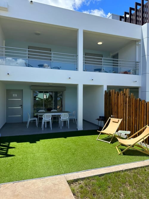 Villa balnéaire moderne Maly Blue avec patio lumineux, transats et pelouse soignée à Le Moule, Guadeloupe