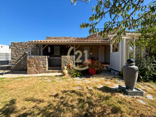 Villa familiale avec façade en pierre et vue sur le jardin à L'Île-Rousse, Corse