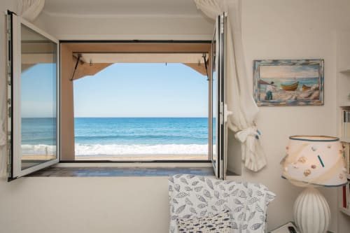 Vista sul mare dal balcone dell'appartamento fronte spiaggia dell'hotel Welcome Varigotti, Liguria, Italia