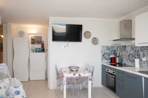 Cucina moderna e zona living nella suite di Faro a Welcome Varigotti, Varigotti con vista mare, smart TV e design contemporaneo