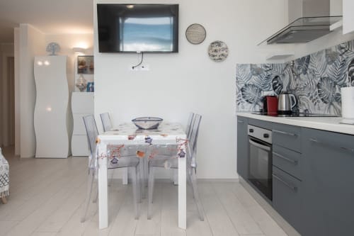 Cucina e zona pranzo moderna a Welcome Varigotti, Finale Ligure con vista mare, tavolo da pranzo, grigio