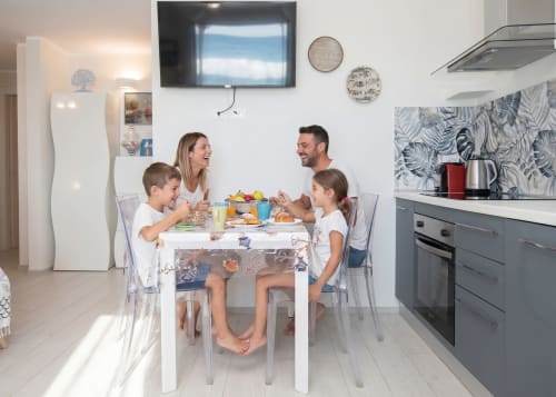 Famiglia che gode della colazione nella cucina moderna dell'appartamento Faro a Welcome Varigotti, Varigotti