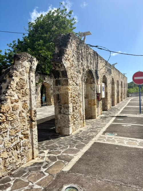 Ruines de pierre historiques avec arcades à Maly Blue Location en Guadeloupe