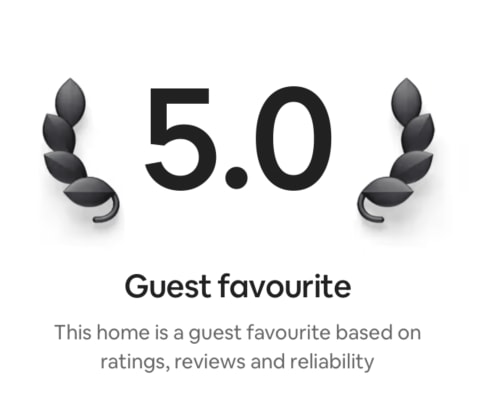 5.0 guest favourite rating badge for 2 Doves Holiday Property villa in Exeter with laurel wreaths