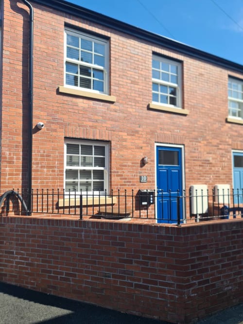 2 Doves Holiday Property Exeter - red brick building with blue door and sash windows