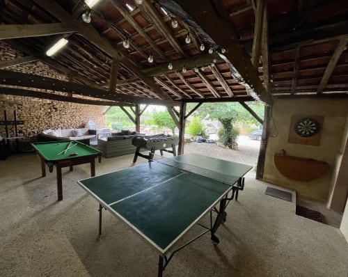 Salle de jeux avec tables de ping-pong et de billard au Gîte La Vieille Ferme de La Doinie à Saint-Geniès