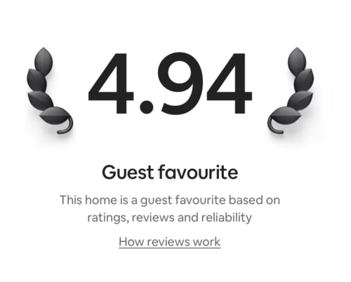 4.94 guest favourite rating badge for 2 Doves Holiday Property apartment in Topsham with laurel decorations
