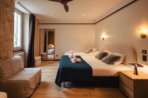 Chambre familiale spacieuse au Savoy Hôtel avec lit queen-size, coin salon et équipements modernes au Bourget-du-Lac