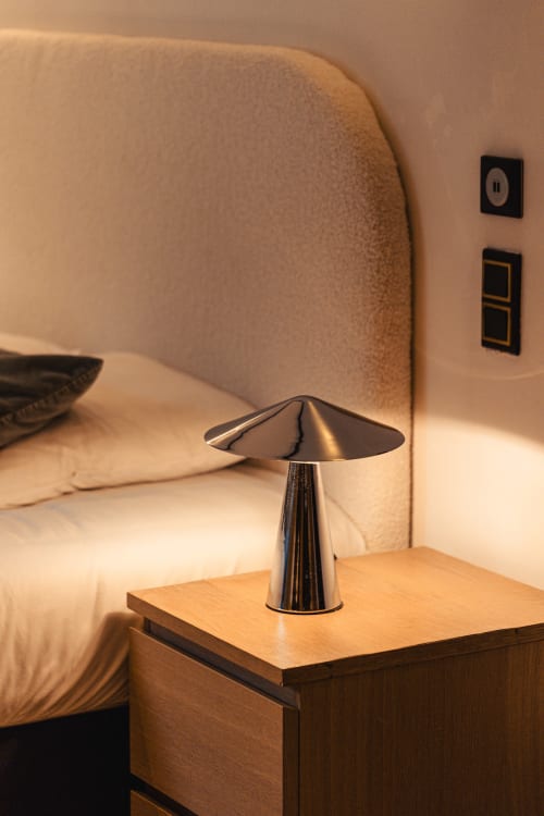 Lampe conique moderne sur table de nuit dans chambre familiale de l'hôtel Savoy avec vue sur les montagnes du Bourget-du-Lac