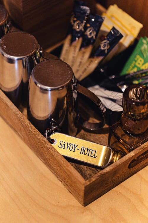Accessoires de salle de bain de l'hôtel Savoy disposés sur un plateau en bois, Le Bourget-du-Lac