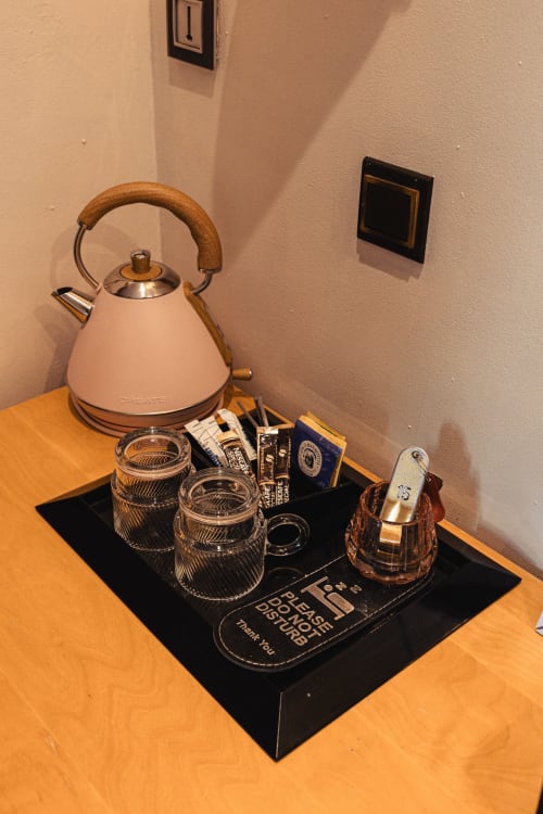 Station de bienvenue au Savoy Hôtel avec bouilloire, verres et rafraîchissements au Bourget-du-Lac
