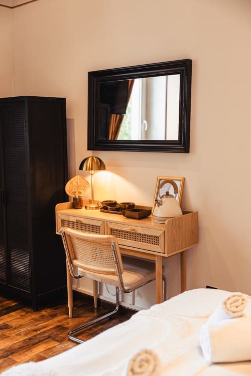 Bureau en bois avec miroir au Savoy Hôtel, Le Bourget-du-Lac, lampe, bouilloire et chaise