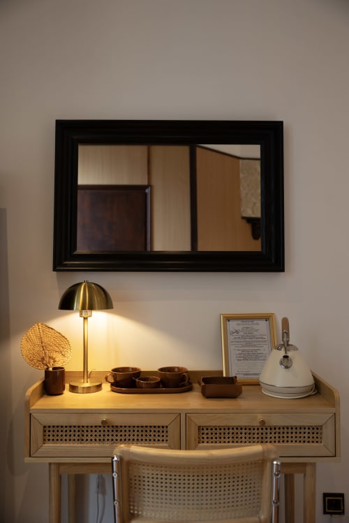 Bureau moderne dans une chambre de l'Hôtel Savoy avec lampe, bouilloire et miroir au Bourget-du-Lac