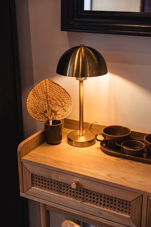 Élégantes lampes de chevet et accessoires sur bureau en bois dans une chambre double du Savoy Hôtel, Le Bourget-du-Lac