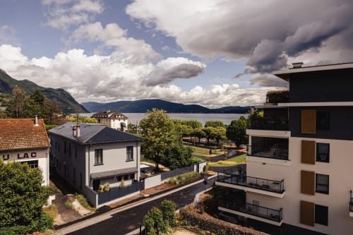 Hôtel Savoy Le Bourget-du-Lac, bâtiment blanc moderne avec vue sur le lac et les Alpes