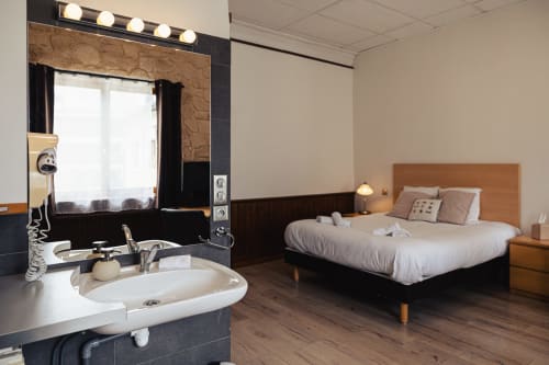 Chambre double moderne au Savoy Hôtel avec salle de bain attenante, parquet et vue sur les montagnes du Bourget-du-Lac
