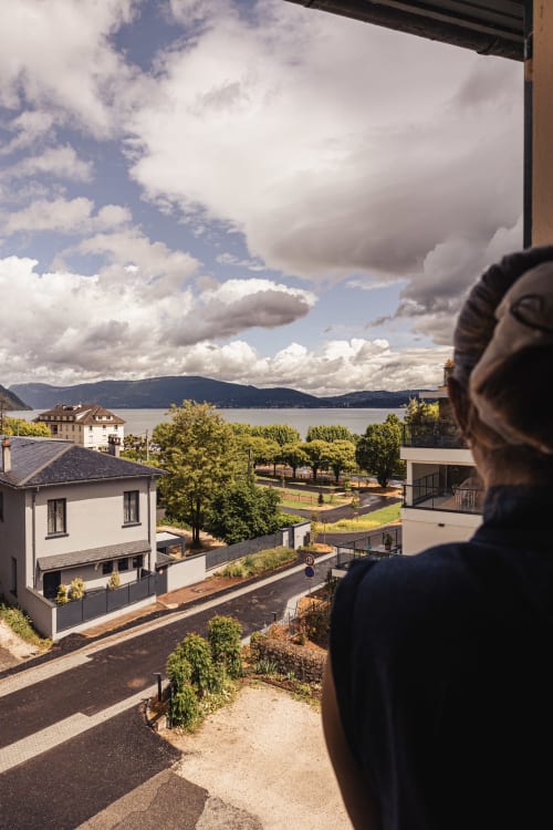 Vue de l'hôtel Savoy surplombant le lac du Bourget, montagnes et ciel nuageux depuis le balcon, Le Bourget-du-Lac