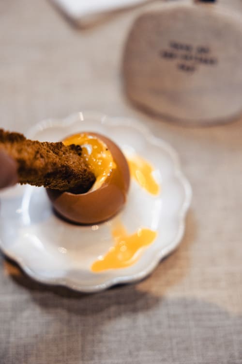 Œuf mollet en coquille avec mouillettes au chocolat au Savoy Hôtel Le Bourget-du-Lac