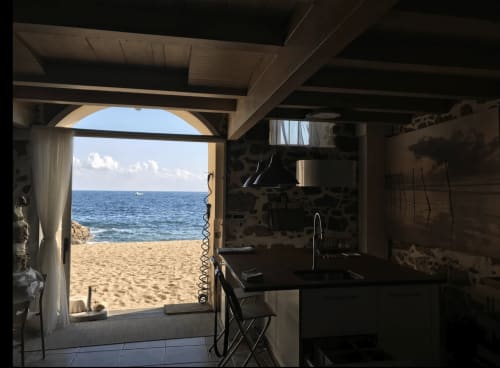 Cuisine d'appartement en bord de mer à Palafrugell avec porte ouverte sur la plage et vue sur la mer