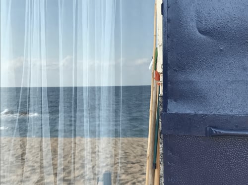 Vue d'appartement en bord de mer à Palafrugell avec la mer, le sable et le paysage côtier visibles par la fenêtre