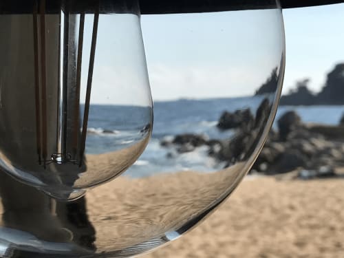 Verres de vin avec vue sur la mer et la côte rocheuse de Palafrugell depuis l'appartement