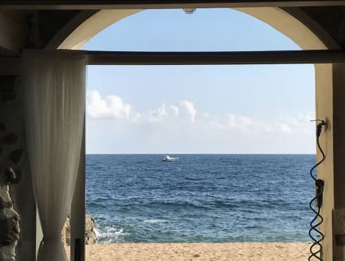 Vue de l'appartement face mer à Palafrugell : plage de sable, mer Méditerranée et voilier depuis la terrasse