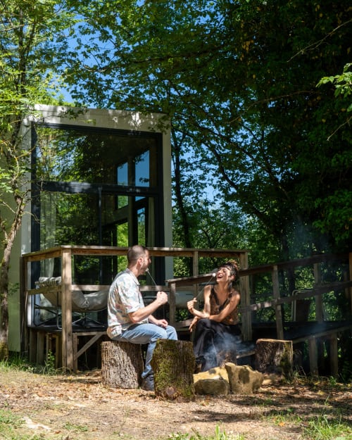Couple profitant d'un feu de camp à la cabane perchée Les cabanes de Julie à Lissac-et-Mouret, France