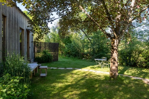 Appartement Les cabanes de Julie avec vue sur le jardin, cabane en bois, pelouse, arbres matures et espace de détente extérieur
