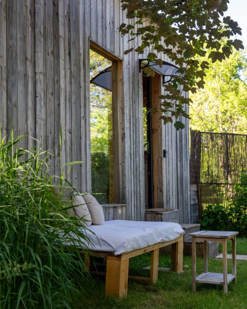 Terrasse en bois avec chaise longue et table d'appoint aux Cabanes de Julie, Lissac-et-Mouret, France