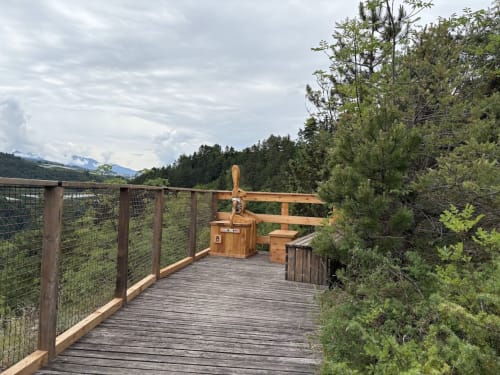 Terrazza panoramica in legno con ringhiere presso l'Affittacamere Mercedes, vista sul paesaggio alpino vicino a Novella