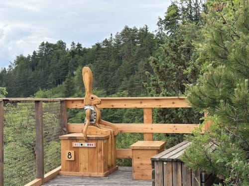 Scultura di coniglio in legno e sistema di puleggia sulla terrazza di montagna di Mercedes BnB con vista sulla foresta di Novella