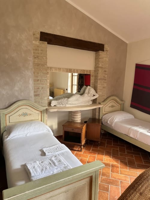 Camera Ulivo dell'Agriturismo Colle Mura con letti gemelli, arredi tradizionali e vista sul giardino
