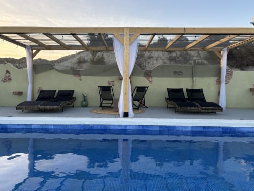 Piscina com espreguiçadeiras e pérgula em El Sueño de Andalucia, Huércal-Overa, cercada por montanhas