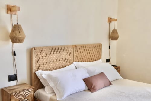 Camera Deluxe Tagasuites Catania con testata intrecciata, biancheria bianca, lampade a sospensione e comodino in legno