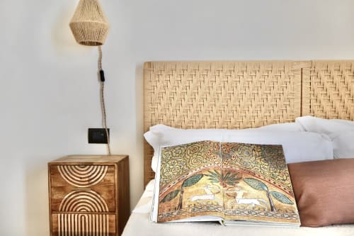 Suite Deluxe Tagasuites a Catania con testata intrecciata, comodino in legno, libro decorativo e lampada a sospensione