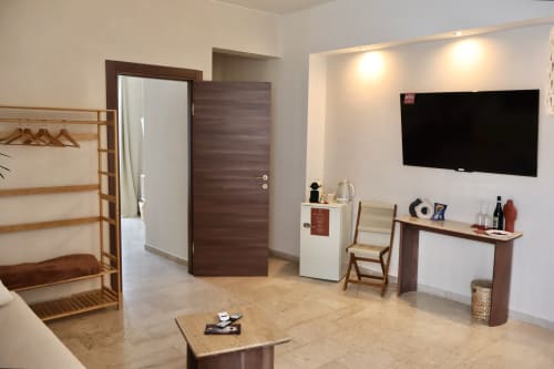 Suite Deluxe 109 Tagasuites Catania con TV, scrivania, arredamento in legno e bagno accessibile