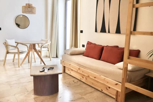 Suite Deluxe Tagasuites 109 a Catania con letto a baldacchino in legno, zona pranzo e arredi moderni