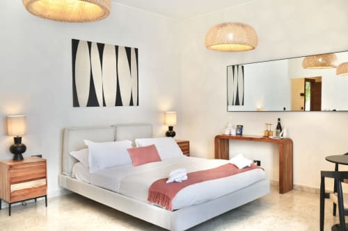Camera junior suite moderna a Tagasuites Catania con letto king, lampade intrecciate in soffitto e balcone con vista sulla città