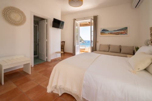 Suite luminosa con vista mare presso Villa Bina Sea Hotel: letto matrimoniale, balcone sul Mar Tirreno, TV e terracotta