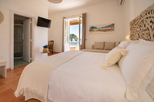 Suite con vista mare brillante a Villa Bina Sea Hotel a Serrara Fontana, biancheria bianca e terrazza sul Mediterraneo
