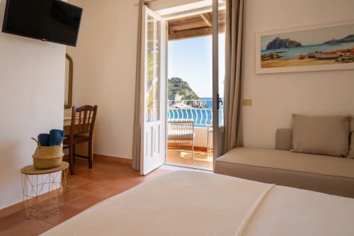 Camera Suite con vista mare a Villa Bina Sea Hotel con letto e balcone affacciato sul Mar Tirreno, Serrara Fontana