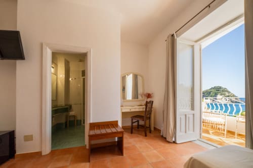 Camera Suite con vista mare di Villa Bina Sea Hotel, pavimenti in cotto, toilette, balcone affacciato sul Mediterraneo e
