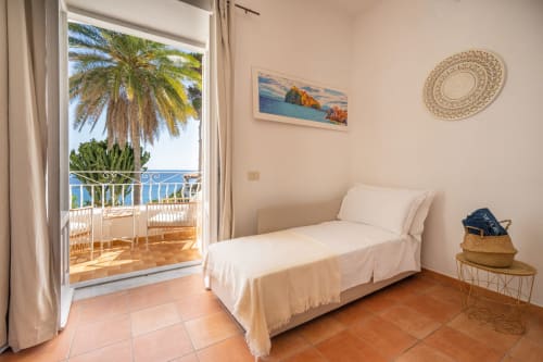 Suite con vista mare luminosa a Villa Bina, Serrara Fontana, con letto singolo, balcone affacciato sul Mediterraneo e palma