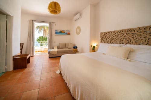 Camera Suite Vista Mare di Villa Bina Sea Hotel con terrazza, balcone con vista sul mare, testata letto ornamentale e comfort moderni