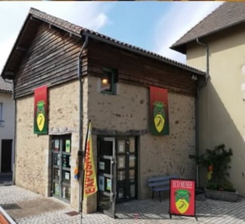 Devanture du Domaine de Châlus-Chabrol à Châlus, France avec façade en pierre et enseigne colorée